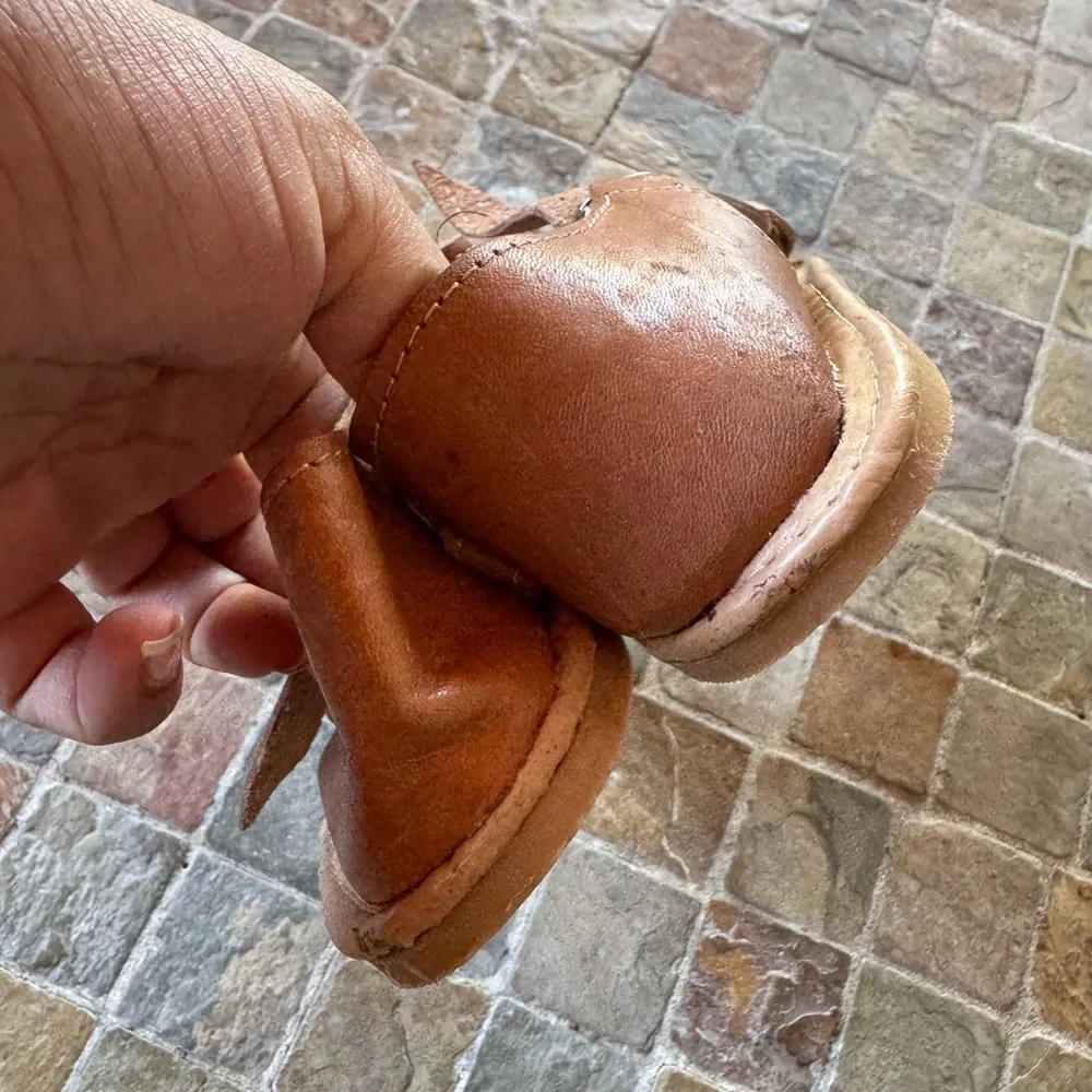 🌼$5🌼Girls leather sandals/ *please read